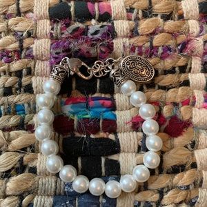 Pretty silver pearl charm bracelet w/ heart clasp